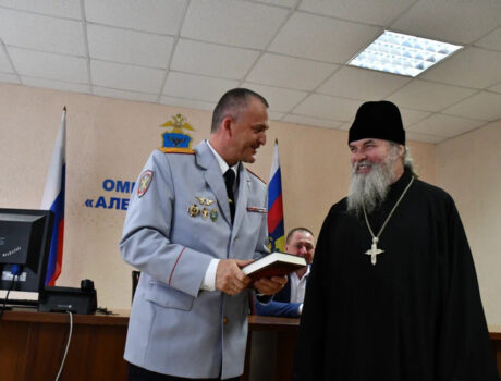 Благочинный поздравил сотрудников полиции с профессиональным праздником