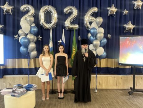 Настоятель храма принял участие в торжественном вручении аттестатов выпускникам
